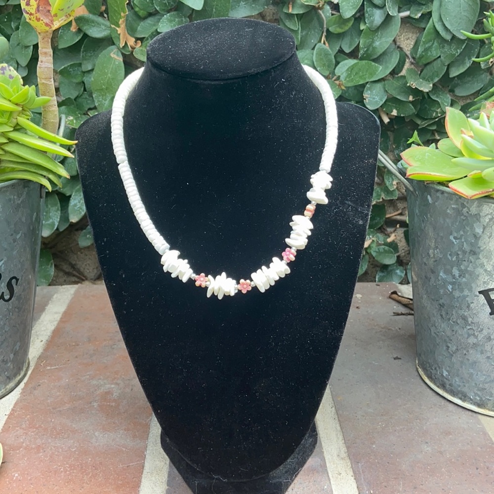 Whit puca shell necklace